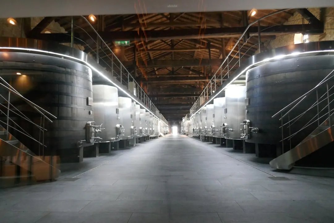 酒业贸易产品选型指南：深圳盛世葡萄酒与白酒系列参数对比